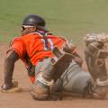 Dashenko Ricardo #11 catcher van Corendon Kinheim in de wedstrijd die Corendon Kinheim wint met 2-6 van HCAW in Bussum op 10 May 2015