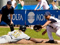 Bjorn Henrichs veilig op het eerste honk met een gepoogde pick-off - © Michael Rosa