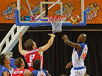 Francisco Elson onder de basket.