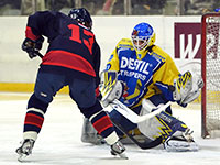 Jan Jaap Natte schiet maar goalie Ian Meierdres van Tilburg weet de puck te blokken. - © Michael Rosa